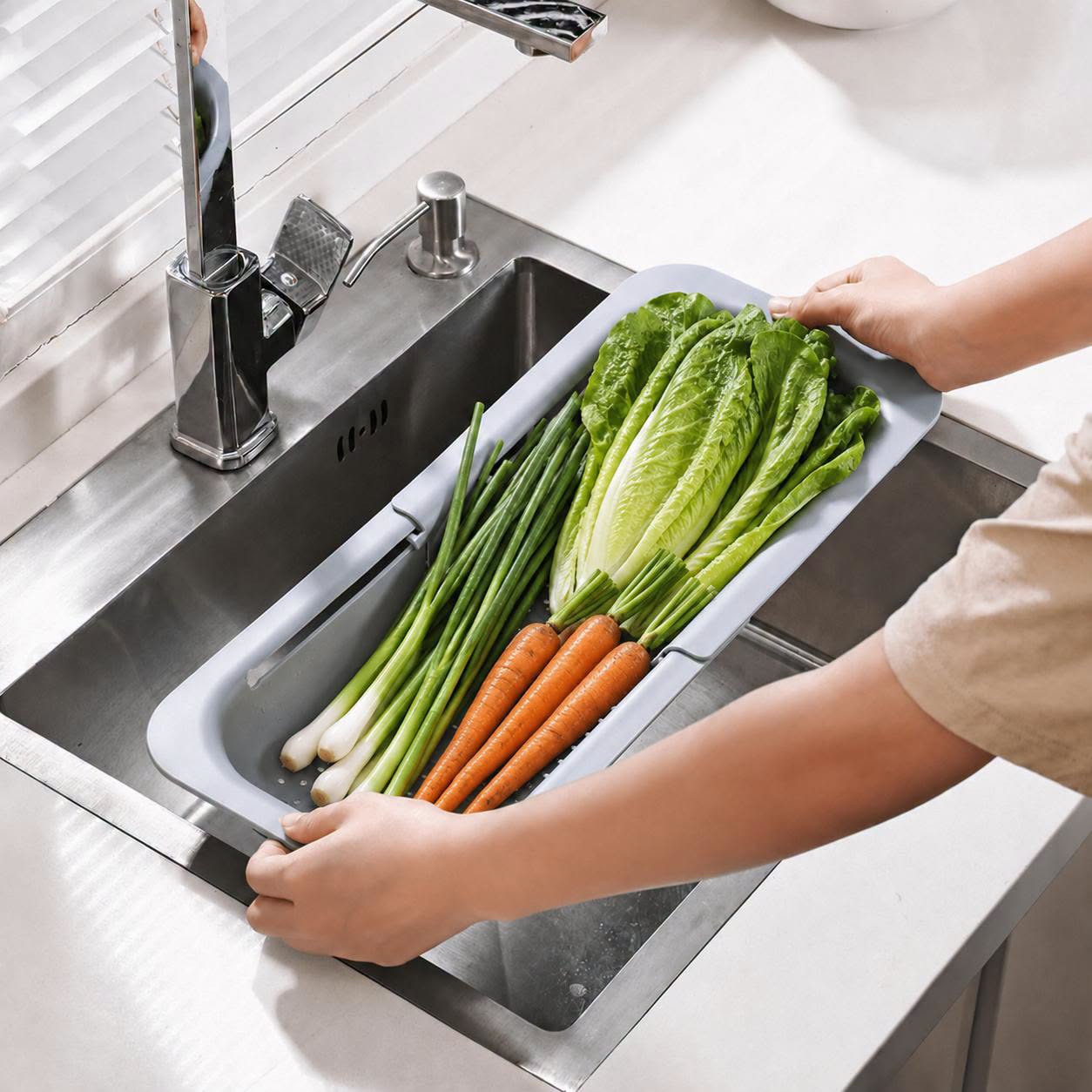 EXPANDABLE OVER SINK COLANDER GREY